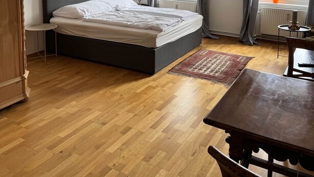 Una camera da letto con un letto, un tavolo e una sedia.