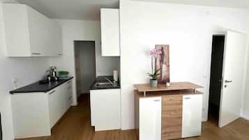 Kühlschrank, Ofen, Herdplatte, Kochgeschirr/Geschirr/Besteck
