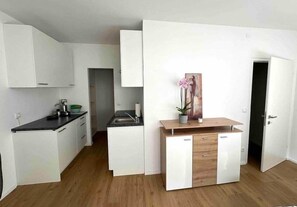 Kühlschrank, Ofen, Herdplatte, Kochgeschirr/Geschirr/Besteck