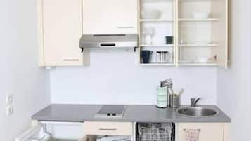 Kühlschrank, Herdplatte, Geschirrspüler, Kochgeschirr/Geschirr/Besteck