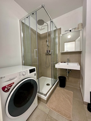 Hair dryer, towels - Affordable Studio Apartment in Vienna (Vienna)