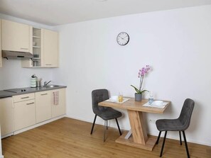 Dining - Affordable Studio Apartment in Vienna (Vienna)