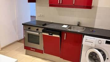Een koelkast, een microgolfoven, een oven, een kookplaat