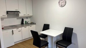 Fridge, oven, stovetop, dishwasher - Cozy Studio in Vienna – Great Value Stay (Vienna)
