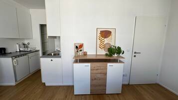 Kühlschrank, Ofen, Herdplatte, Kochgeschirr/Geschirr/Besteck