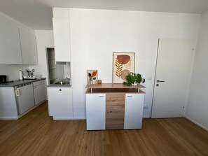 Kühlschrank, Ofen, Herdplatte, Kochgeschirr/Geschirr/Besteck