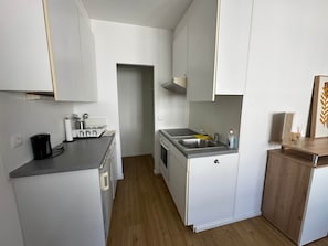 Kühlschrank, Ofen, Herdplatte, Kochgeschirr/Geschirr/Besteck