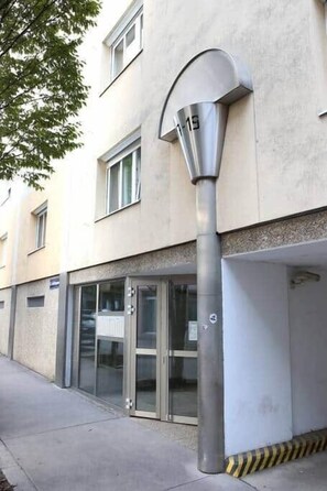 Exterior detail - Budget Apartment in Vienna – Bright & Quiet (Vienna)