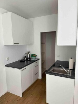 Fridge, oven, stovetop, cookware/dishes/utensils - Budget Apartment in Vienna – Bright & Quiet (Vienna)