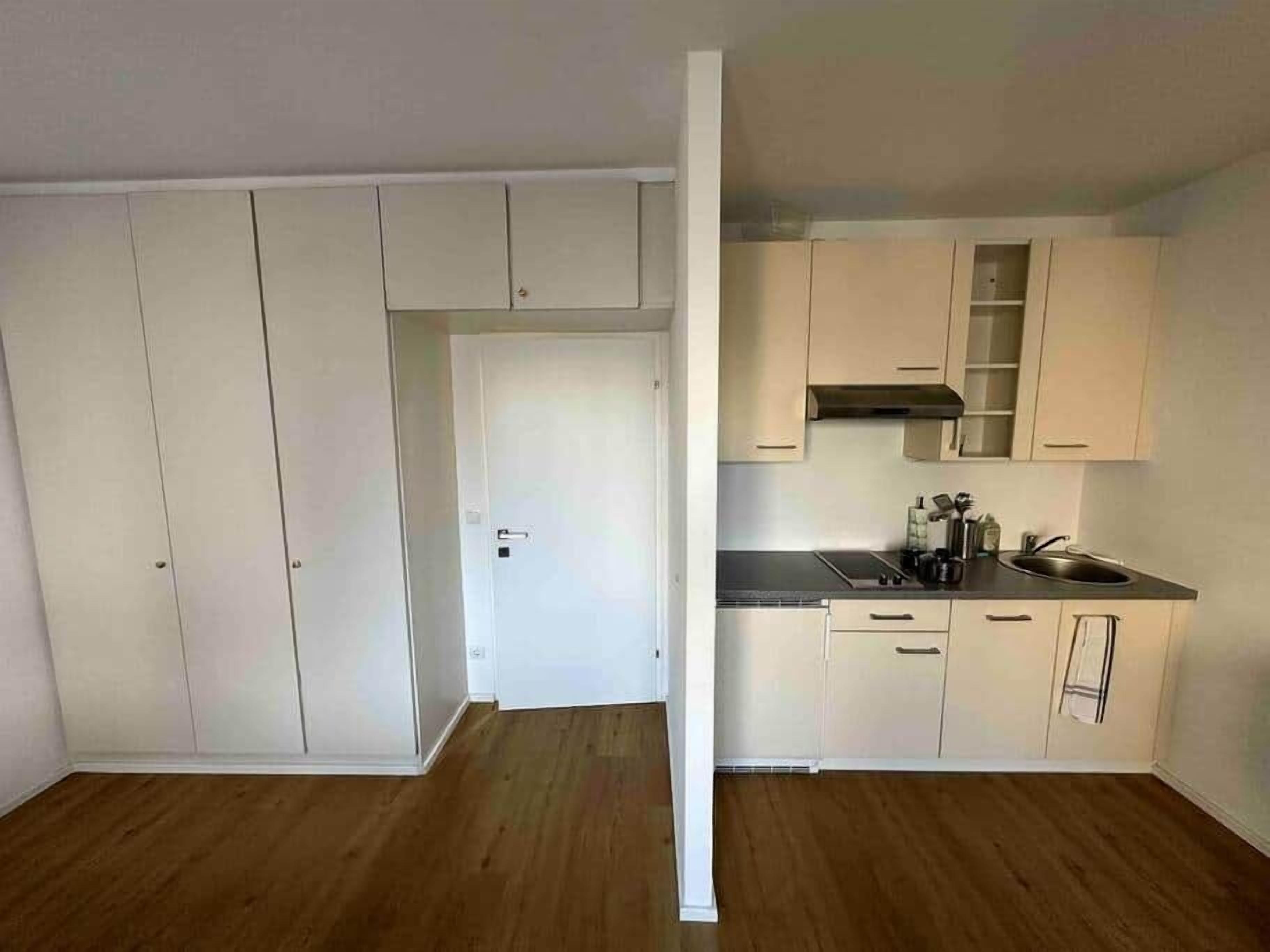 Kühlschrank, Ofen, Herdplatte, Kochgeschirr/Geschirr/Besteck