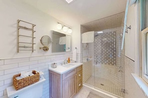 Shower, hair dryer, towels - Private house near Long Pond and trails with kayaks, bikes, W/D, and AC (Harwich)