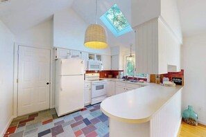 Fridge, microwave, oven, stovetop - Private house near Long Pond and trails with kayaks, bikes, W/D, and AC (Harwich)