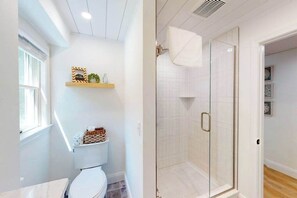 Shower, hair dryer, towels - Private house near Long Pond and trails with kayaks, bikes, W/D, and AC (Harwich)