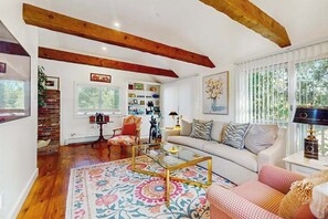 TV, offices - Charming home, great location, A/C, games, W/D, deck, & grill, firepit (Marstons Mills)