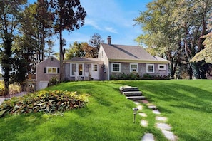 Exterior - Charming home, great location, A/C, games, W/D, deck, & grill, firepit (Marstons Mills)