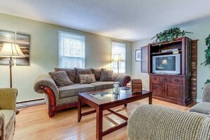TV, DVD player, stereo, offices - Charming home away from home near lagoon pond w/ boat launch (Oak Bluffs)