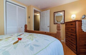 Iron/ironing board, WiFi, bed sheets - Charming home away from home near lagoon pond w/ boat launch (Oak Bluffs)