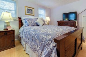Iron/ironing board, WiFi, bed sheets - Charming home away from home near lagoon pond w/ boat launch (Oak Bluffs)