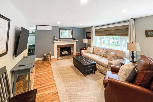 TV, offices - Peaceful perch near area's beaches with firepit, grill, streaming - dog-friendly (Harwich)