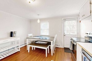 Een koelkast, een microgolfoven, een oven, een kookplaat