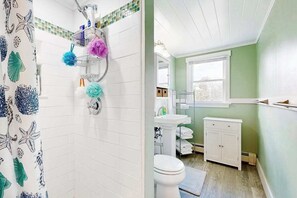 Shower, hair dryer, towels - Two-story dog-friendly retreat with enclosed yard, playset, W/D, & firepit (Harwich)