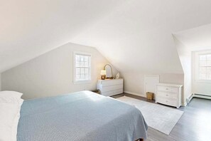 4 sovrum, skrivbord, strykjärn/strykbräda och resesäng