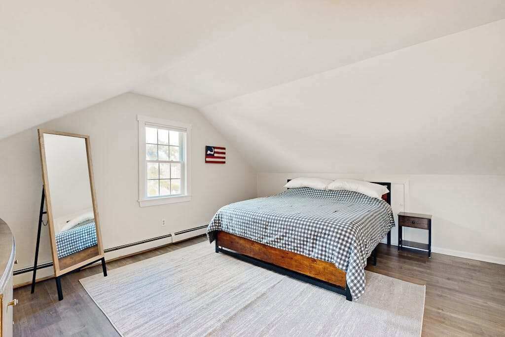 4 bedrooms, desk, iron/ironing board, travel cot