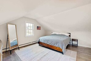 4 bedrooms, desk, iron/ironing board, travel cot - Two-story dog-friendly retreat with enclosed yard, playset, W/D, & firepit (Harwich)