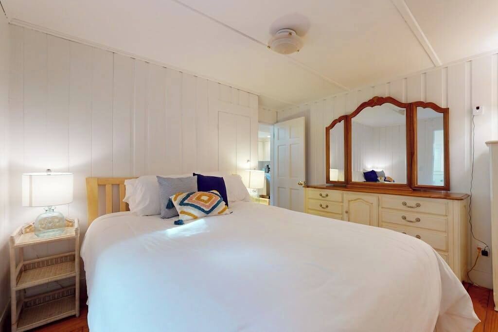 Desk, iron/ironing board, WiFi, bed sheets