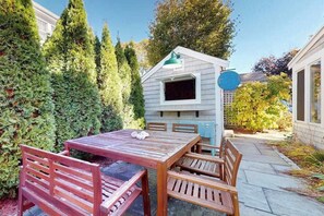 Outdoor dining - Quaint coastal home with fast WiFi, W/D, skylights, and outdoor grilling (Harwich Port)