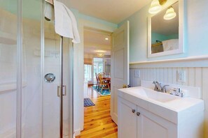 Shower, hair dryer, towels - Quaint coastal home with fast WiFi, W/D, skylights, and outdoor grilling (Harwich Port)