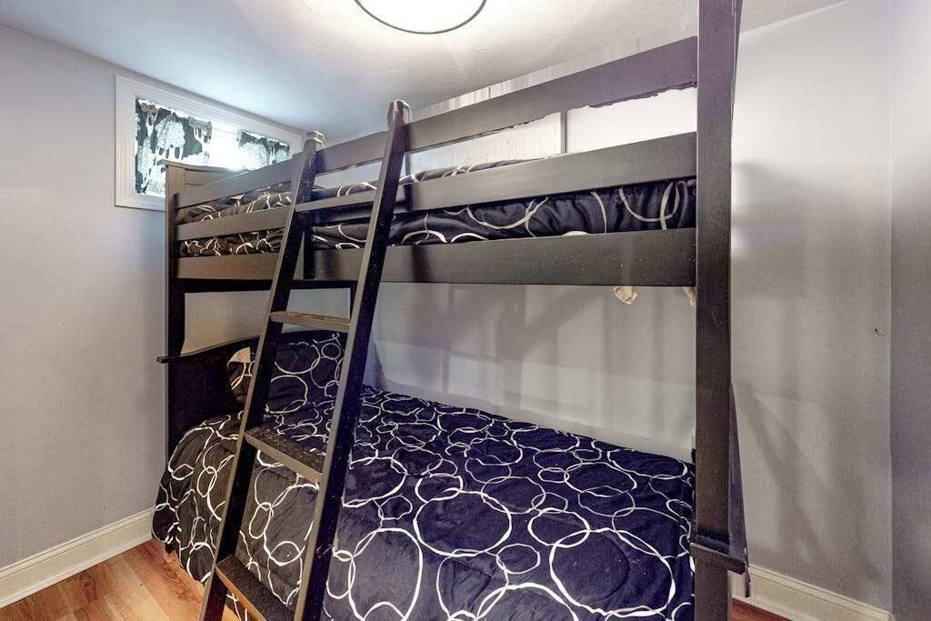 Desk, WiFi, bed sheets