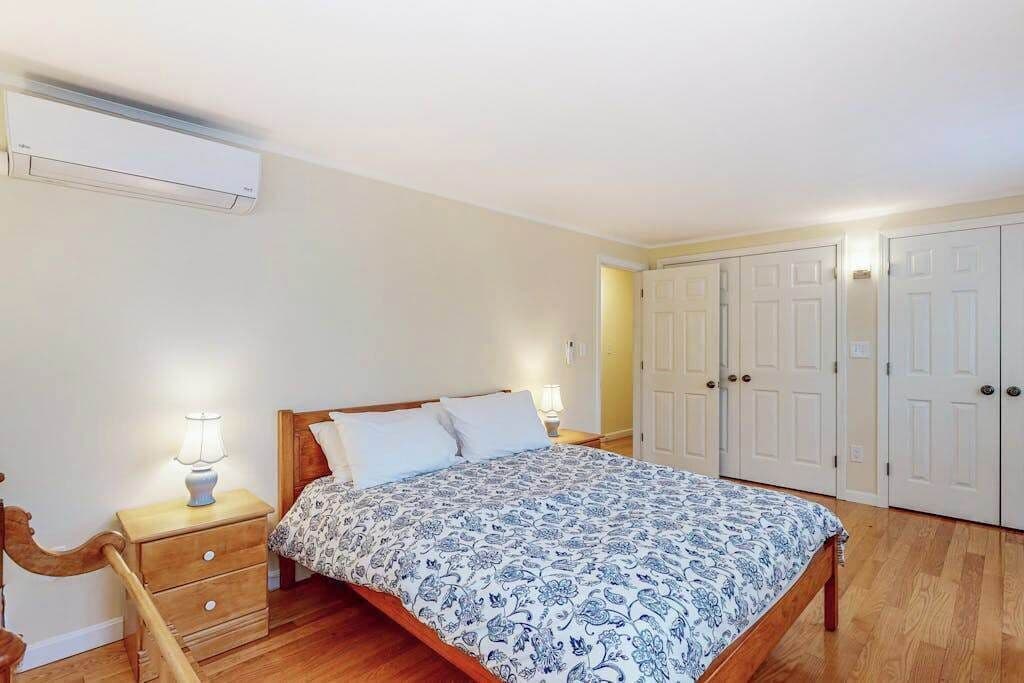 Desk, WiFi, bed sheets