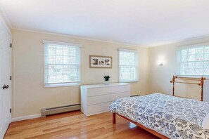 Desk, WiFi, bed sheets - Charming ranch home with fast WiFi, central air conditioning, & a washer/dryer (Harwich)
