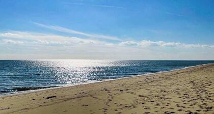 New Seabury home, spacious deck, outdoor shower, near Golf club