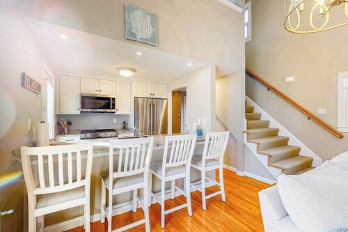 New Seabury home, spacious deck, outdoor shower, near Golf club