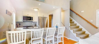 New Seabury home, spacious deck, outdoor shower, near Golf club
