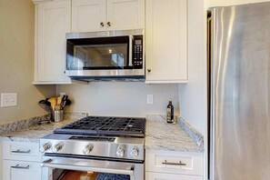 Fridge, microwave, oven, stovetop - New Seabury home, spacious deck, outdoor shower, near Golf club (Mashpee)