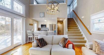 New Seabury home, spacious deck, outdoor shower, near Golf club