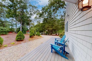 Terrace/patio - New Seabury home, spacious deck, outdoor shower, near Golf club (Mashpee)