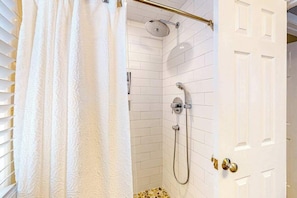 Shower, hair dryer, towels - New Seabury home, spacious deck, outdoor shower, near Golf club (Mashpee)