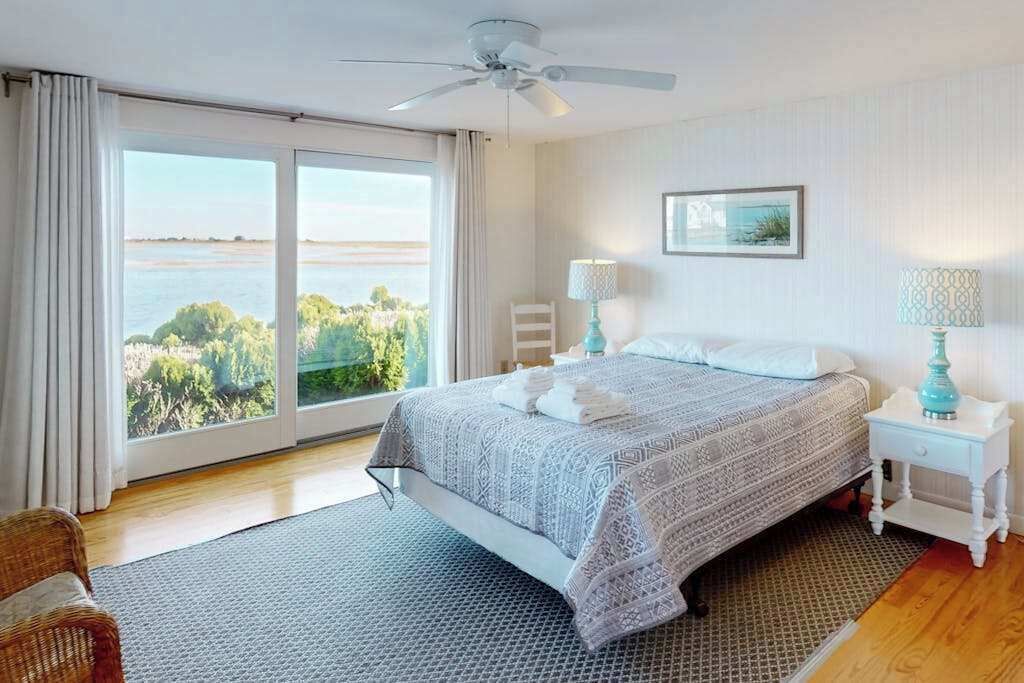 Desk, WiFi, bed sheets