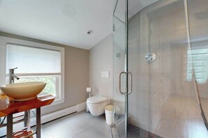 Shower, hair dryer, towels - Contemporary Home w/ Private Hot Tub, Deck, Game Room & Shared Dock Access (Centerville)