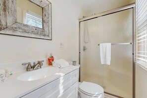 Shower, hair dryer, towels - A well-appointed getaway near beach, Wifi, Gas grill, Fireplace (Chatham)