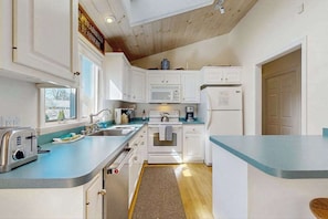 Fridge, microwave, oven, stovetop - A well-appointed getaway near beach, Wifi, Gas grill, Fireplace (Chatham)
