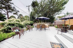 Outdoor dining - Secluded ranch home with a full outdoor shower & private community beach (Brewster)