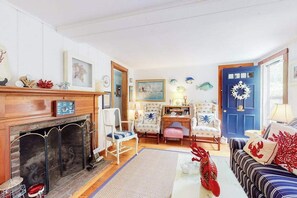 TV, offices - Secluded ranch home with a full outdoor shower & private community beach (Brewster)