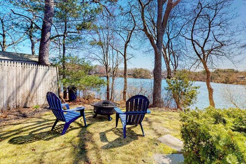 Lakefront home with beautiful views, water access, paddleboards & firepit