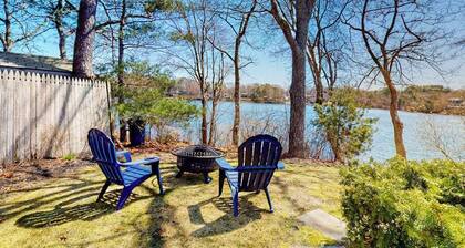 Lakefront home with beautiful views, water access, paddleboards & firepit