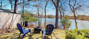 Lakefront home with beautiful views, water access, paddleboards & firepit